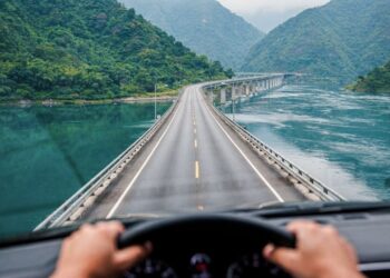 Com 10 quilômetros de extensão, suspensos diretamente sobre o leito de um rio, a nova rodovia na China virou um milagre da engenharia asiática e preserva milhões de metros quadrados de floresta