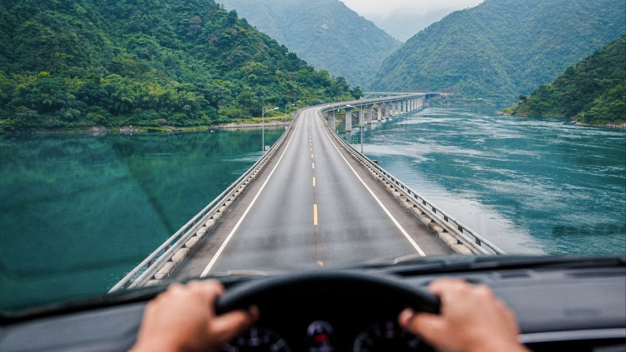 Com 10 quilômetros de extensão, suspensos diretamente sobre o leito de um rio, a nova rodovia na China virou um milagre da engenharia asiática e preserva milhões de metros quadrados de floresta