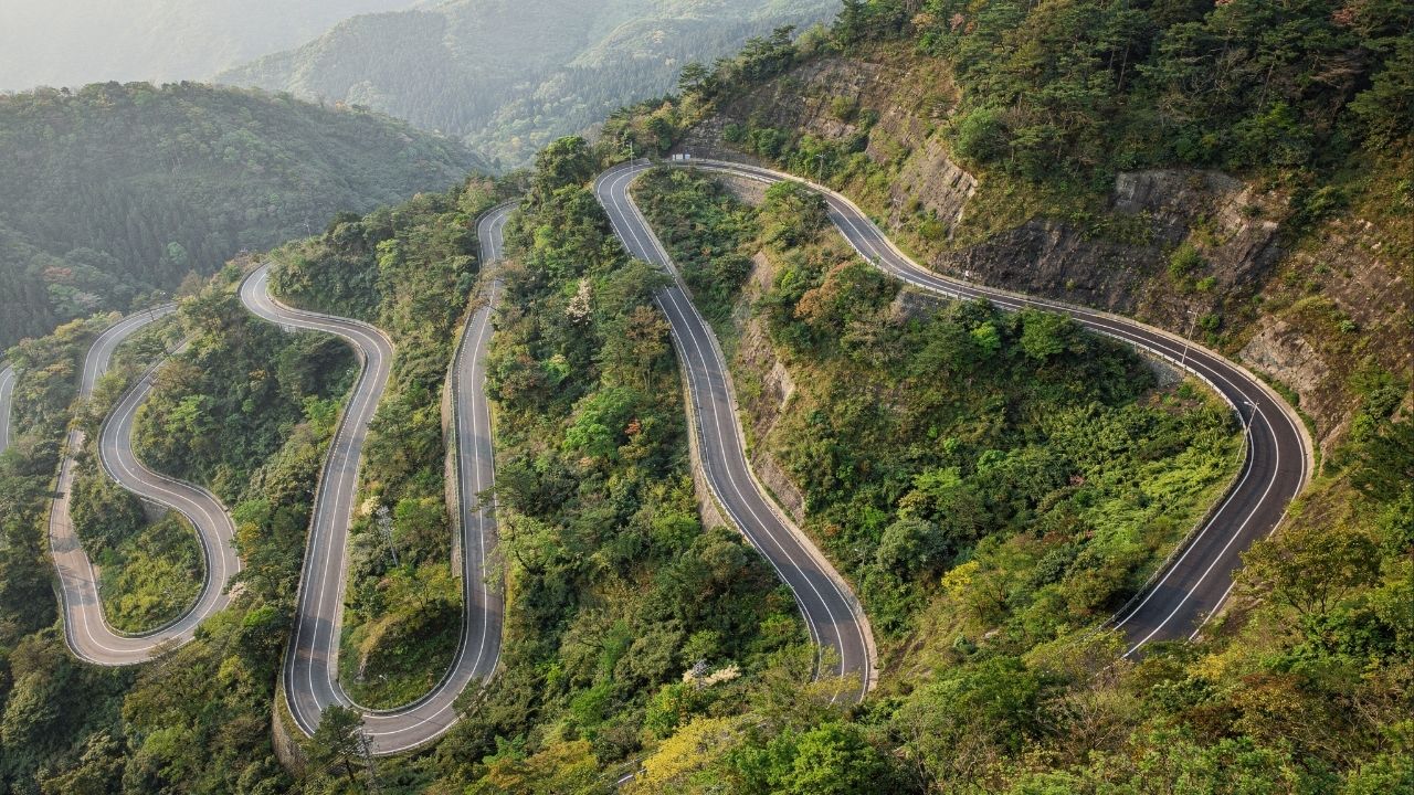Estrada no Japão ganha fama por suas 48 curvas, pois o trajeto de 1954 sobe as montanhas de Nikko em um zigue-zague único de engenharia