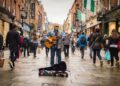 Rua de Dublin ganha fama por seu comércio e artistas, pois o trajeto de 1708 virou o coração das compras e o maior palco de rua de toda a Irlanda