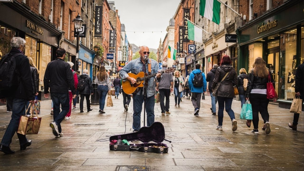 Rua de Dublin ganha fama por seu comércio e artistas, pois o trajeto de 1708 virou o coração das compras e o maior palco de rua de toda a Irlanda