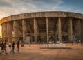 Com capacidade para 62 mil pessoas e inaugurado em 1965, o Gigante da Pampulha tornou-se o templo do futebol mineiro e um marco da arquitetura brutalista esportiva no Brasil