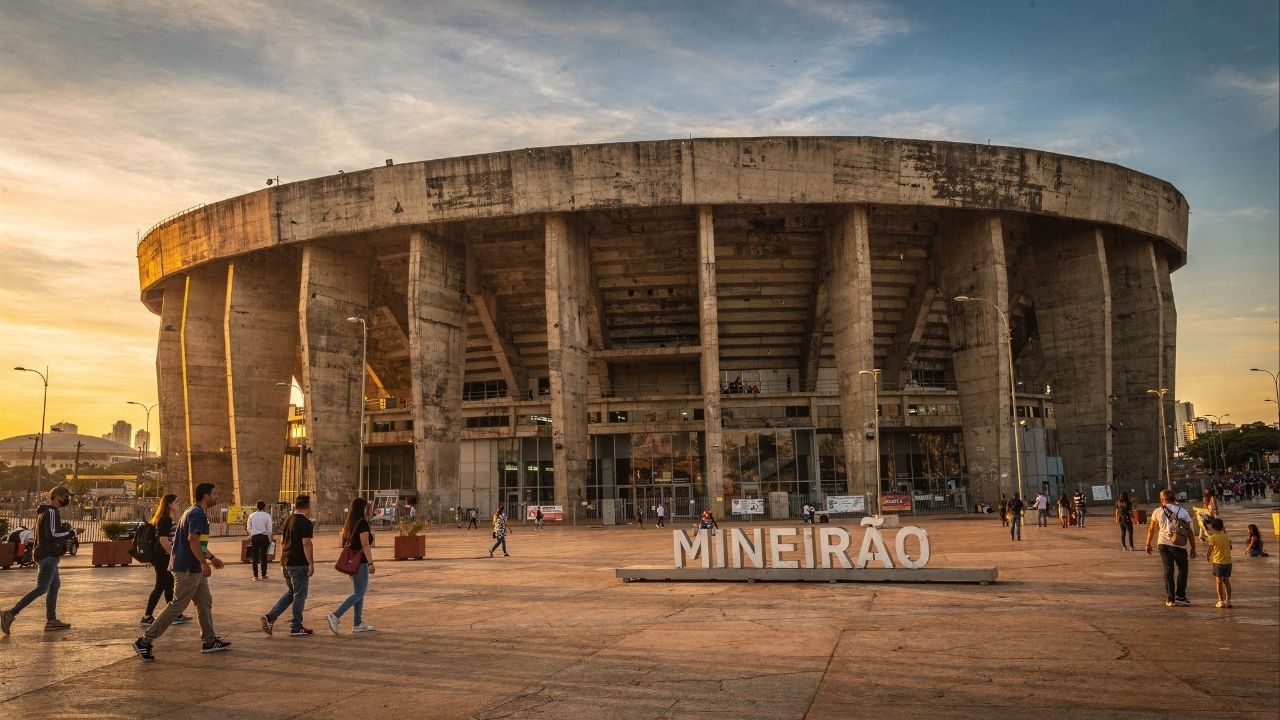 Com capacidade para 62 mil pessoas e inaugurado em 1965, o Gigante da Pampulha tornou-se o templo do futebol mineiro e um marco da arquitetura brutalista esportiva no Brasil