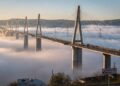 Com 343 metros de altura e inaugurado em 2004, o Viaduto de Millau tornou-se a ponte mais alta do mundo e um marco da elegância estrutural cruzando o vale do rio Tarn