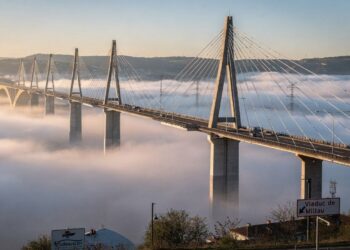 Com 343 metros de altura e inaugurado em 2004, o Viaduto de Millau tornou-se a ponte mais alta do mundo e um marco da elegância estrutural cruzando o vale do rio Tarn