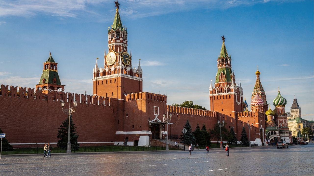 Com muralhas de 2.235 metros e palácios do século XV, o complexo do Kremlin em Moscou tornou-se o maior símbolo do poder e da história da Rússia