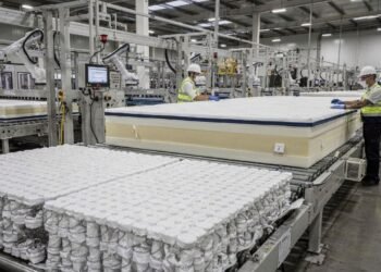 Com 800 molas ensacadas e camadas de espuma de alta densidade, é assim que a indústria fabrica o colchão que suporta o peso do seu corpo