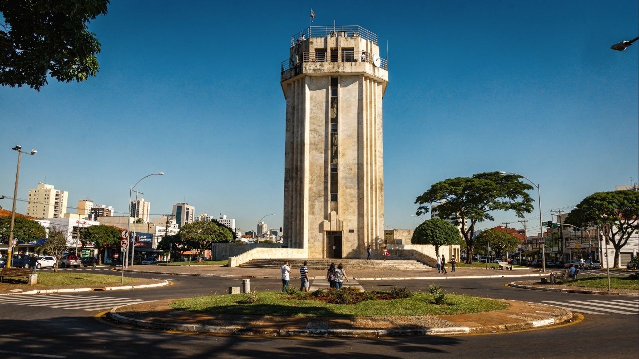 Com 27 metros de altura e inaugurada em 1945, a Torre do Castelo em Campinas tornou-se o mirante mais icônico e o maior símbolo da cidade paulista