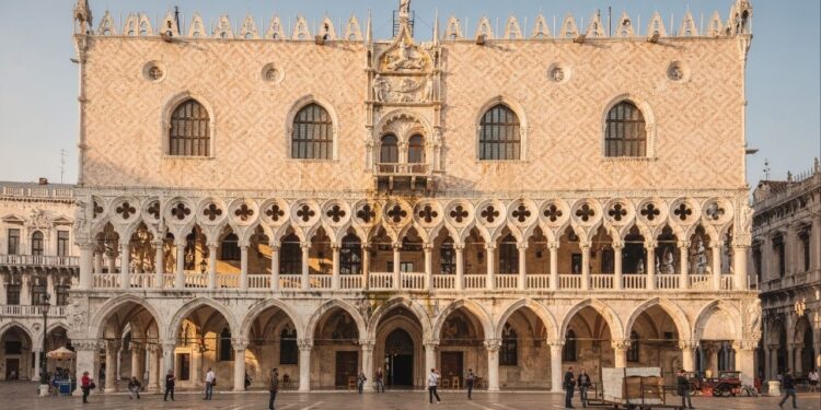 Com sua fachada gótica veneziana de 1340 e salões luxuosos, o palácio dos doges tornou-se o maior símbolo do poder e da história da antiga Veneza