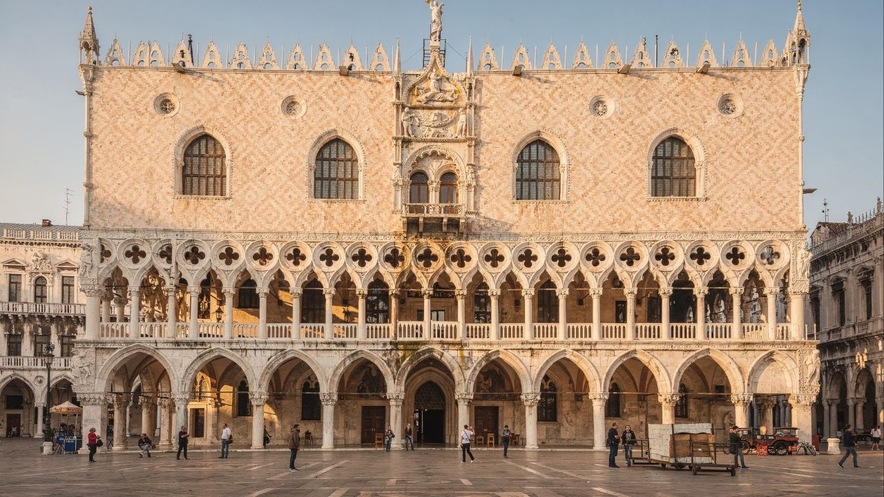 Com sua fachada gótica veneziana de 1340 e salões luxuosos, o palácio dos doges tornou-se o maior símbolo do poder e da história da antiga Veneza