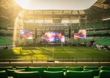 Com capacidade para 43 mil torcedores e um sistema de teto retrátil, o Allianz Parque em SP virou a arena multiuso mais moderna da América Latina