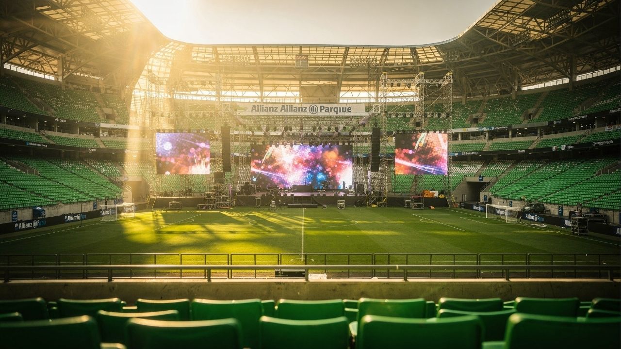 Com capacidade para 43 mil torcedores e um sistema de teto retrátil, o Allianz Parque em SP virou a arena multiuso mais moderna da América Latina