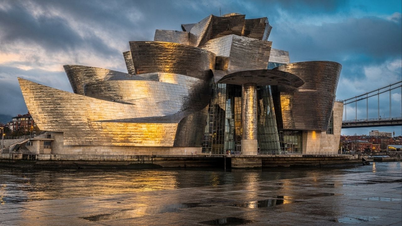 Com 33 mil placas de titânio esculpidas por Frank Gehry, o museu de 1997 virou o maior marco da arquitetura desconstrutivista e o coração de Bilbao