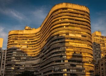 Com sua icônica forma em "S" e 1.160 apartamentos, a obra de Niemeyer de 1966 tornou-se o maior edifício residencial e o símbolo de São Paulo