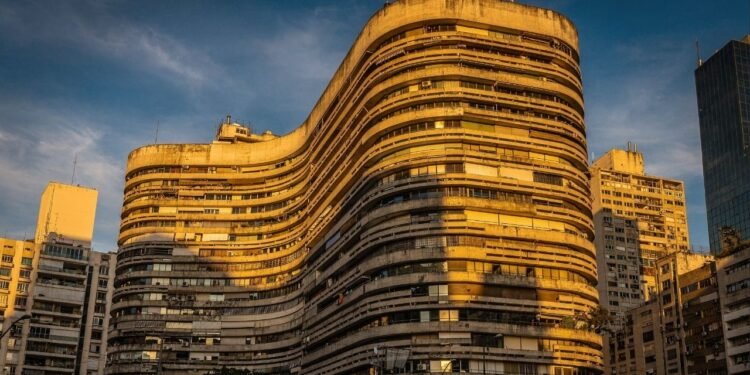 Com sua icônica forma em "S" e 1.160 apartamentos, a obra de Niemeyer de 1966 tornou-se o maior edifício residencial e o símbolo de São Paulo