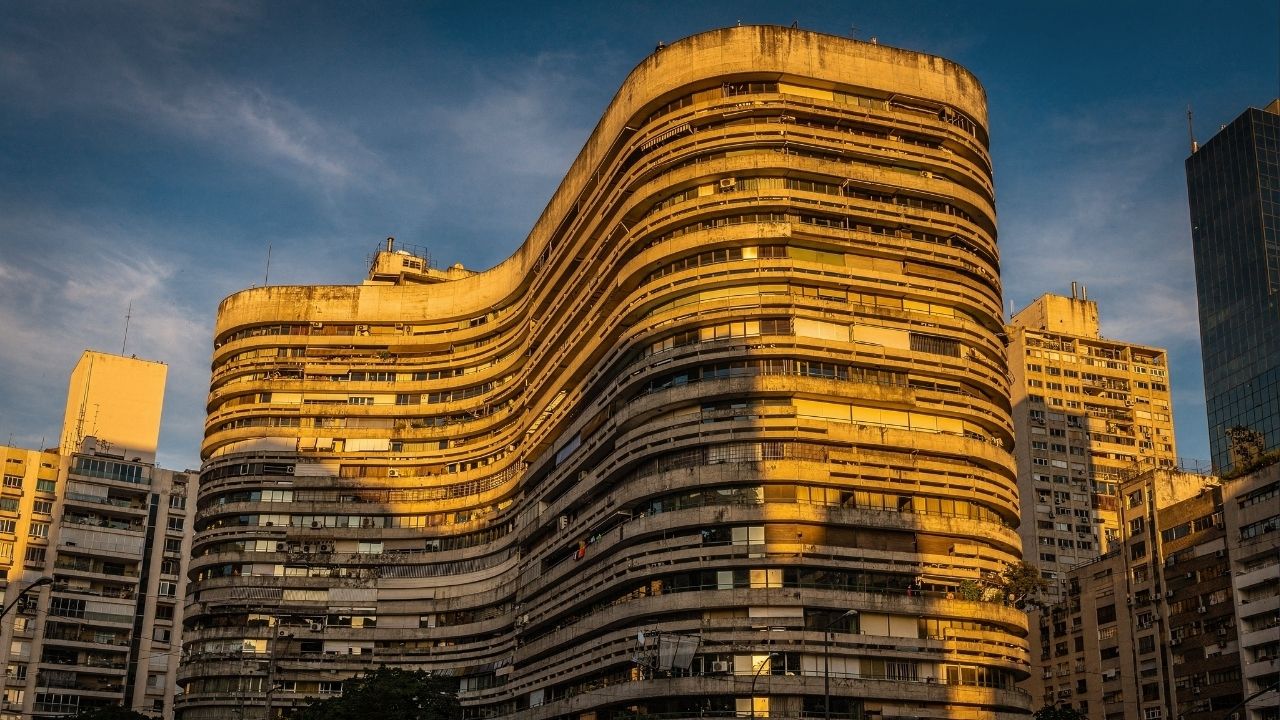 Com sua icônica forma em "S" e 1.160 apartamentos, a obra de Niemeyer de 1966 tornou-se o maior edifício residencial e o símbolo de São Paulo