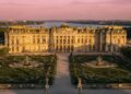 Com 700 cômodos e jardins de 800 hectares, o palácio de 1682 tornou-se a obra-prima do luxo absoluto e o maior ícone da monarquia francesa