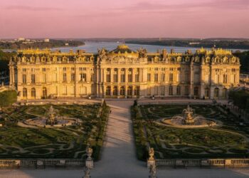 Com 700 cômodos e jardins de 800 hectares, o palácio de 1682 tornou-se a obra-prima do luxo absoluto e o maior ícone da monarquia francesa