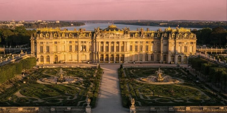 Com 700 cômodos e jardins de 800 hectares, o palácio de 1682 tornou-se a obra-prima do luxo absoluto e o maior ícone da monarquia francesa