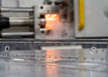 Com poliestireno injetado a 200 graus e gravação a laser de precisão milimétrica, é assim que a indústria fabrica a régua escolar