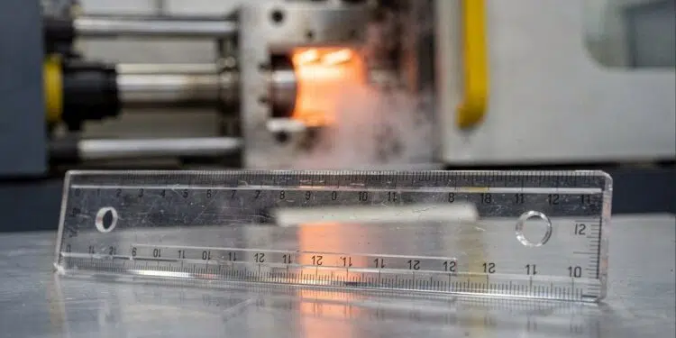 Com poliestireno injetado a 200 graus e gravação a laser de precisão milimétrica, é assim que a indústria fabrica a régua escolar