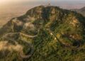 Estrada em Angola ganha fama mundial por seu zigue-zague, pois o trajeto a 1.845 m de altitude une o planalto ao mar em um cenário épico de curvas