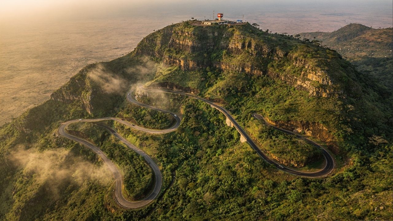 Estrada em Angola ganha fama mundial por seu zigue-zague, pois o trajeto a 1.845 m de altitude une o planalto ao mar em um cenário épico de curvas
