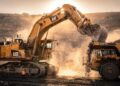 Com peso de 1.000 toneladas e motor de 4.500 HP, a Caterpillar 6090 FS virou a maior escavadeira hidráulica do mundo operando em minas gigantes