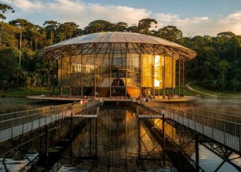 Com 424 toneladas de tubos de aço e teto transparente, a Ópera de Arame de 1992, em Curitiba, virou o teatro mais leve e integrado à natureza do Brasil