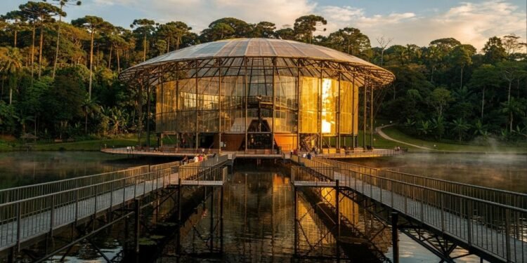 Com 424 toneladas de tubos de aço e teto transparente, a Ópera de Arame de 1992, em Curitiba, virou o teatro mais leve e integrado à natureza do Brasil