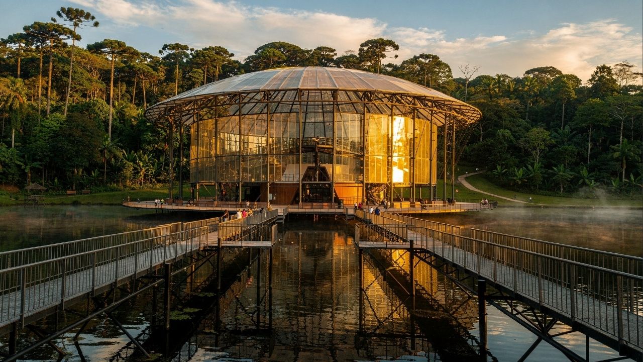 Com 424 toneladas de tubos de aço e teto transparente, a Ópera de Arame de 1992, em Curitiba, virou o teatro mais leve e integrado à natureza do Brasil