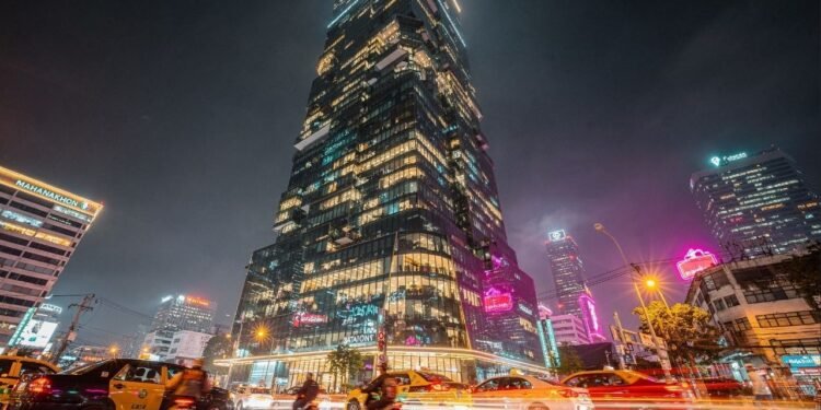 Com 314 metros de altura e uma fachada pixelada, o MahaNakhon de 2016 tornou-se o arranha-céu mais alto e icônico do horizonte da Tailândia