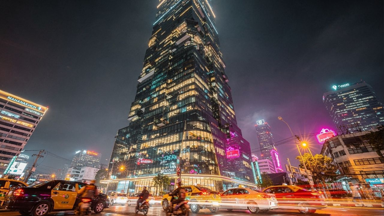 Com 314 metros de altura e uma fachada pixelada, o MahaNakhon de 2016 tornou-se o arranha-céu mais alto e icônico do horizonte da Tailândia
