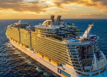 Cinco vezes maior que o Titanic, o maior navio de cruzeiro da história possui um parque aquático suspenso no convés e transporta uma cidade flutuante com quase 8 mil pessoas