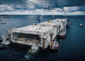 Com peças de concreto que pesam o mesmo que 73 mil elefantes, o maior túnel imerso do mundo está sendo montado no fundo do mar para ligar a Alemanha à Dinamarca em 7 minutos