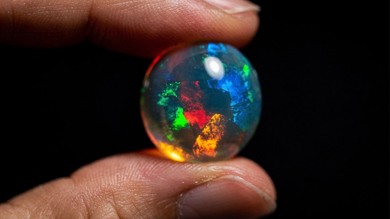 Esqueça o diamante e o rubi, pois esta gema reflete o arco-íris e guarda um universo de cores, sendo a obra-prima da luz e da refração