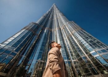 Com 828 metros e a base na areia escaldante, o edifício mais alto do mundo não afunda porque foi ancorado por 192 pilares gigantes e bombeia água com gelo nas tubagens para não derreter