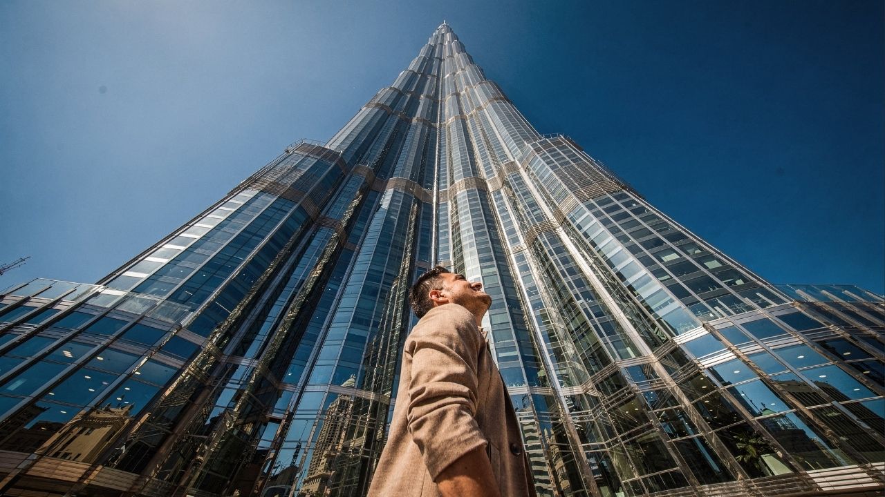 Com 828 metros e a base na areia escaldante, o edifício mais alto do mundo não afunda porque foi ancorado por 192 pilares gigantes e bombeia água com gelo nas tubagens para não derreter