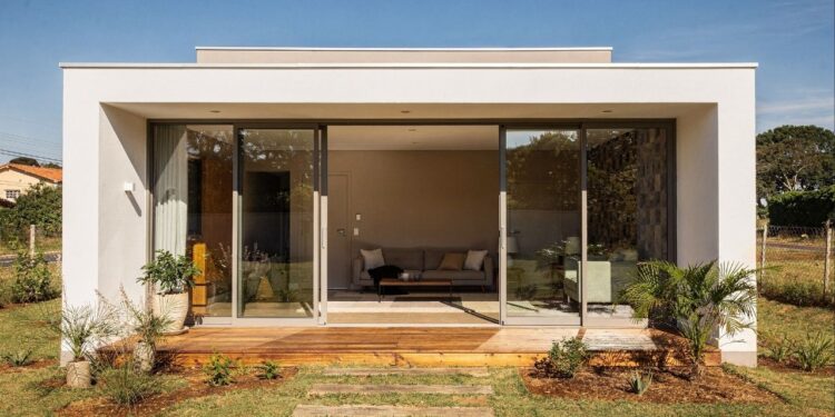 Projeto de casa térrea com telhado oculto: a solução de R$ 330 mil para quem busca integração total