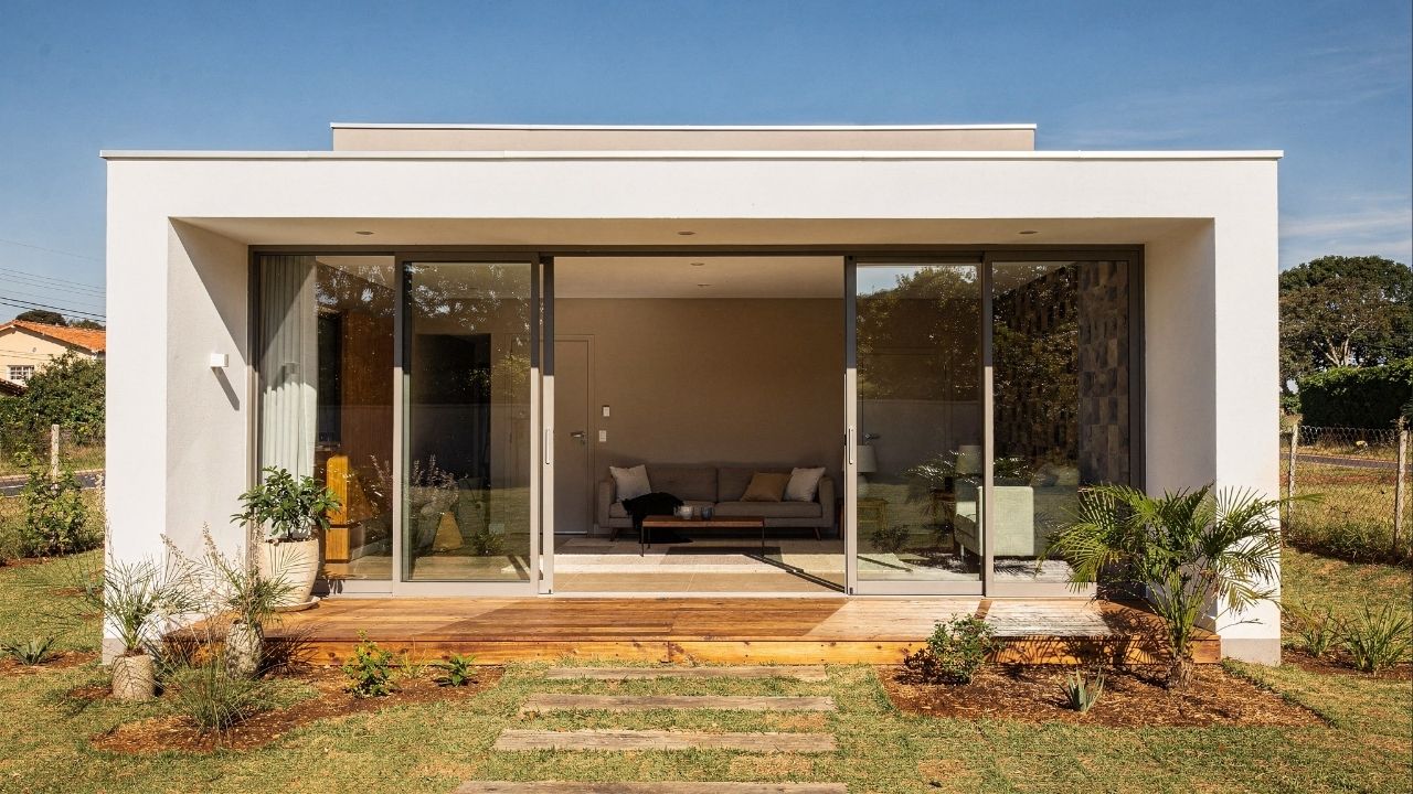 Projeto de casa térrea com telhado oculto: a solução de R$ 330 mil para quem busca integração total