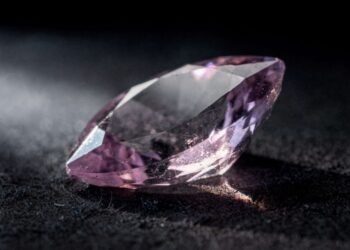 Esqueça a ametista e o quartzo rosa, pois esta gema lilás muda de cor conforme a luz, sendo a joia rara da Califórnia