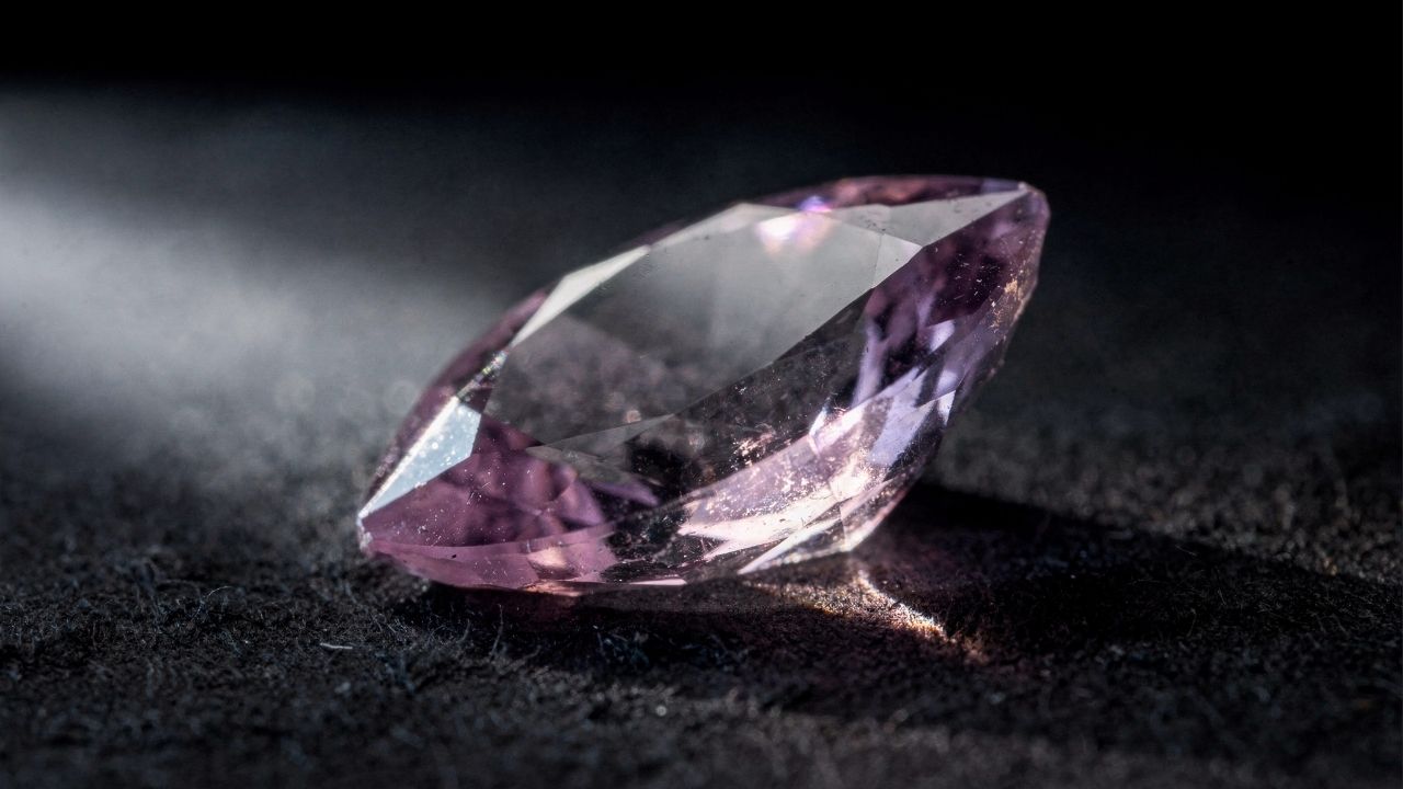 Esqueça a ametista e o quartzo rosa, pois esta gema lilás muda de cor conforme a luz, sendo a joia rara da Califórnia