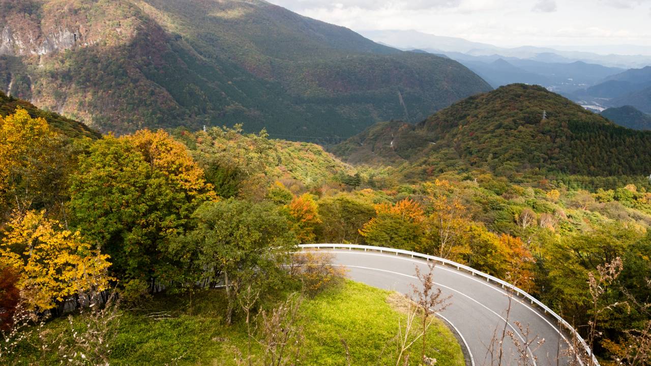 Estrada no Japão ganha fama por suas 48 curvas, pois o trajeto de 1954 sobe as montanhas de Nikko em um zigue-zague único de engenharia