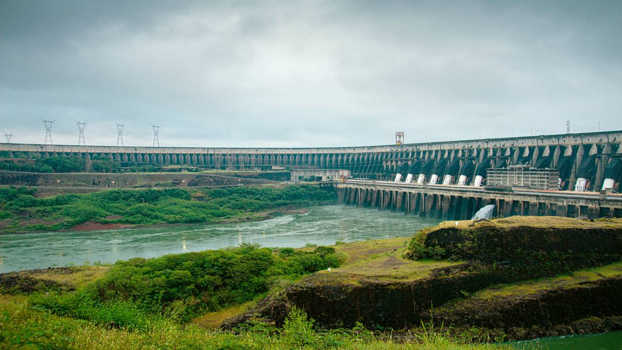 O volume de concreto desta usina na fronteira do Brasil seria suficiente para construir 210 estádios do Maracanã: o colosso que alterou até o clima da região