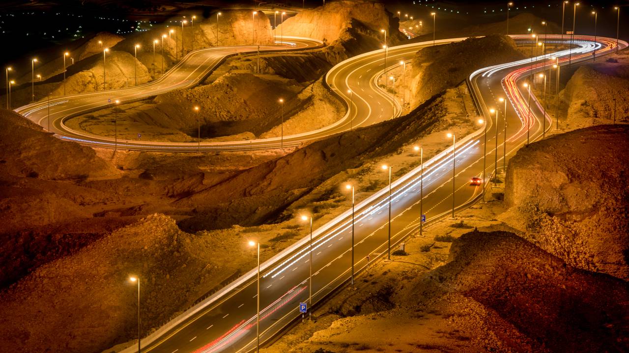 Estrada nos Emirados Árabes ganha fama por suas 60 curvas em 11,7 km, pois o asfalto sobe a 1.219 m, sendo a rota mais bela do deserto em Abu Dhabi
