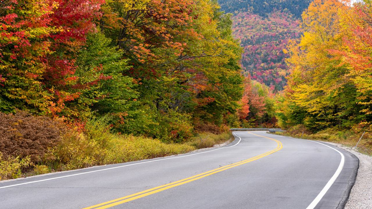 Rodovia nos EUA ganha fama por suas cores no outono, pois seus 55 km de extensão cruzam as Montanhas Brancas em um dos cenários mais belos do país