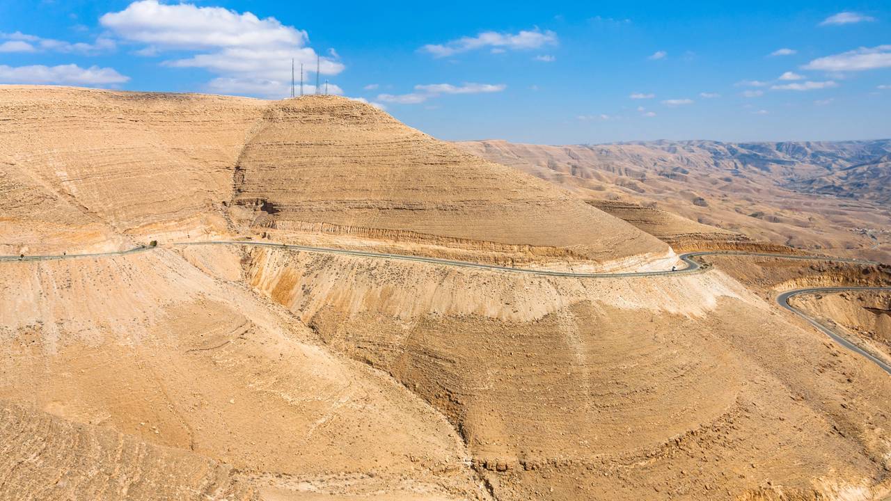 Estrada na Jordânia ganha fama por seus 5.000 anos de história, pois o trajeto de 335 km une Amã a Petra, sendo a rota mais antiga da região