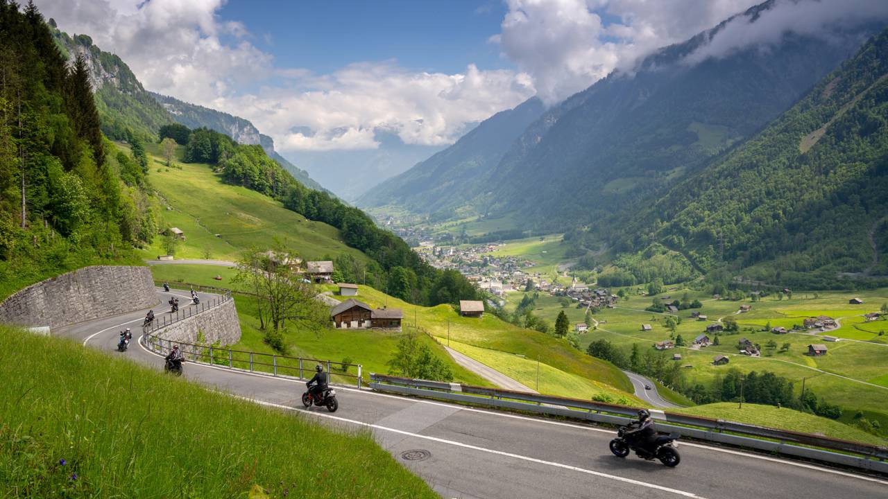 Estrada na Suíça ganha fama por suas 136 curvas a 1.948 metros de altitude, pois o trajeto de 1899 virou a passagem alpina mais desafiadora da região