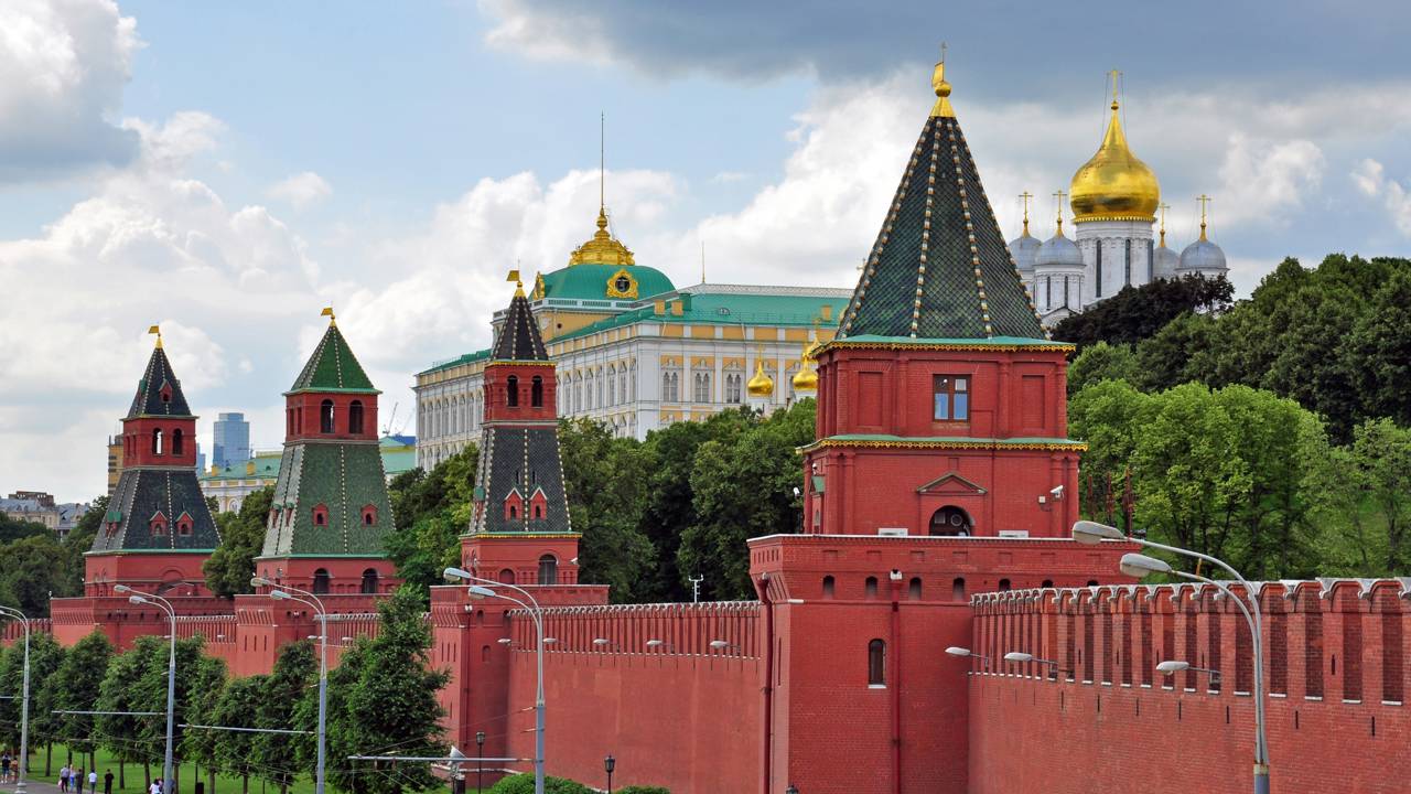 Com muralhas de 2.235 metros e palácios do século XV, o complexo do Kremlin em Moscou tornou-se o maior símbolo do poder e da história da Rússia