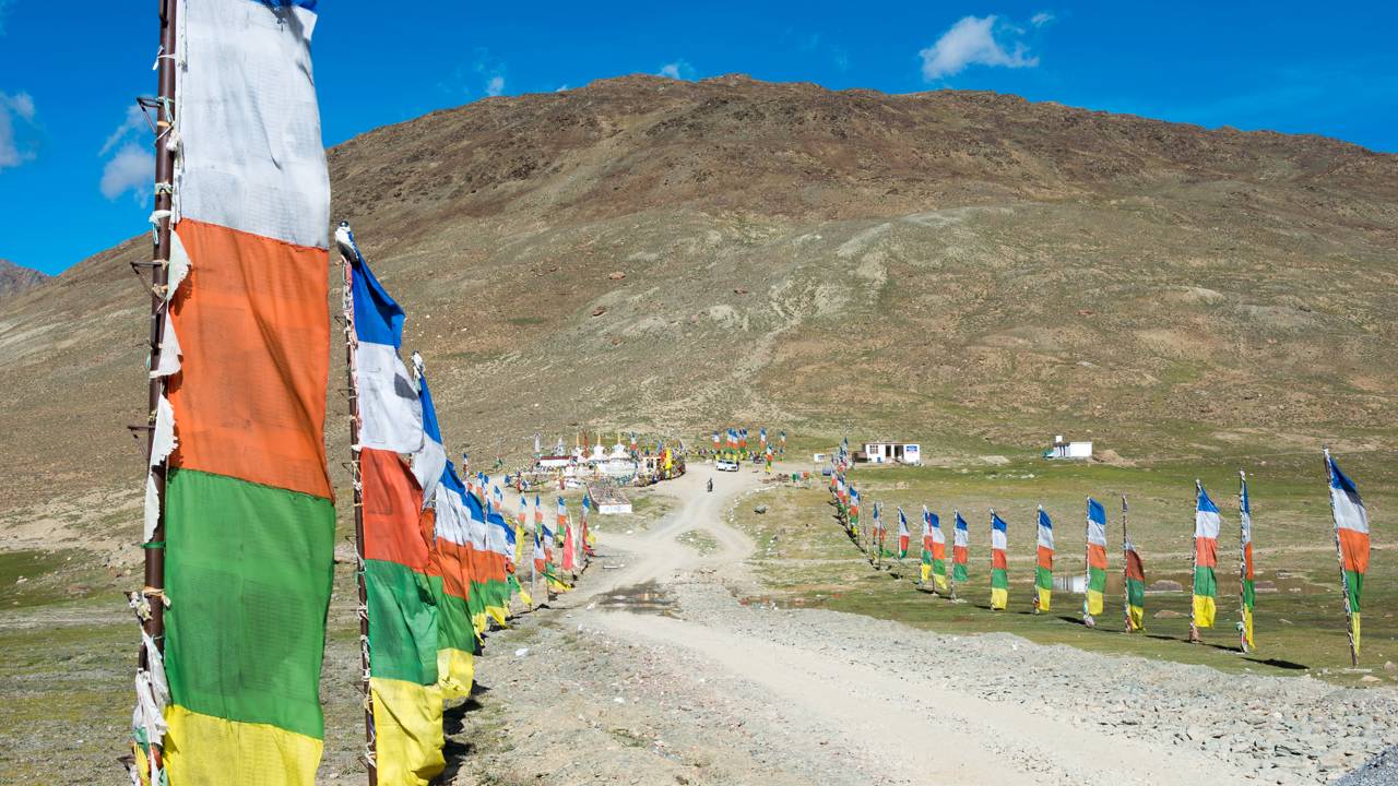 Passagem na Índia ganha fama por seus 4.551 metros de altitude, pois o trajeto de 20 km entre o Himalaia e o Tibete é uma rota de neve e poeira